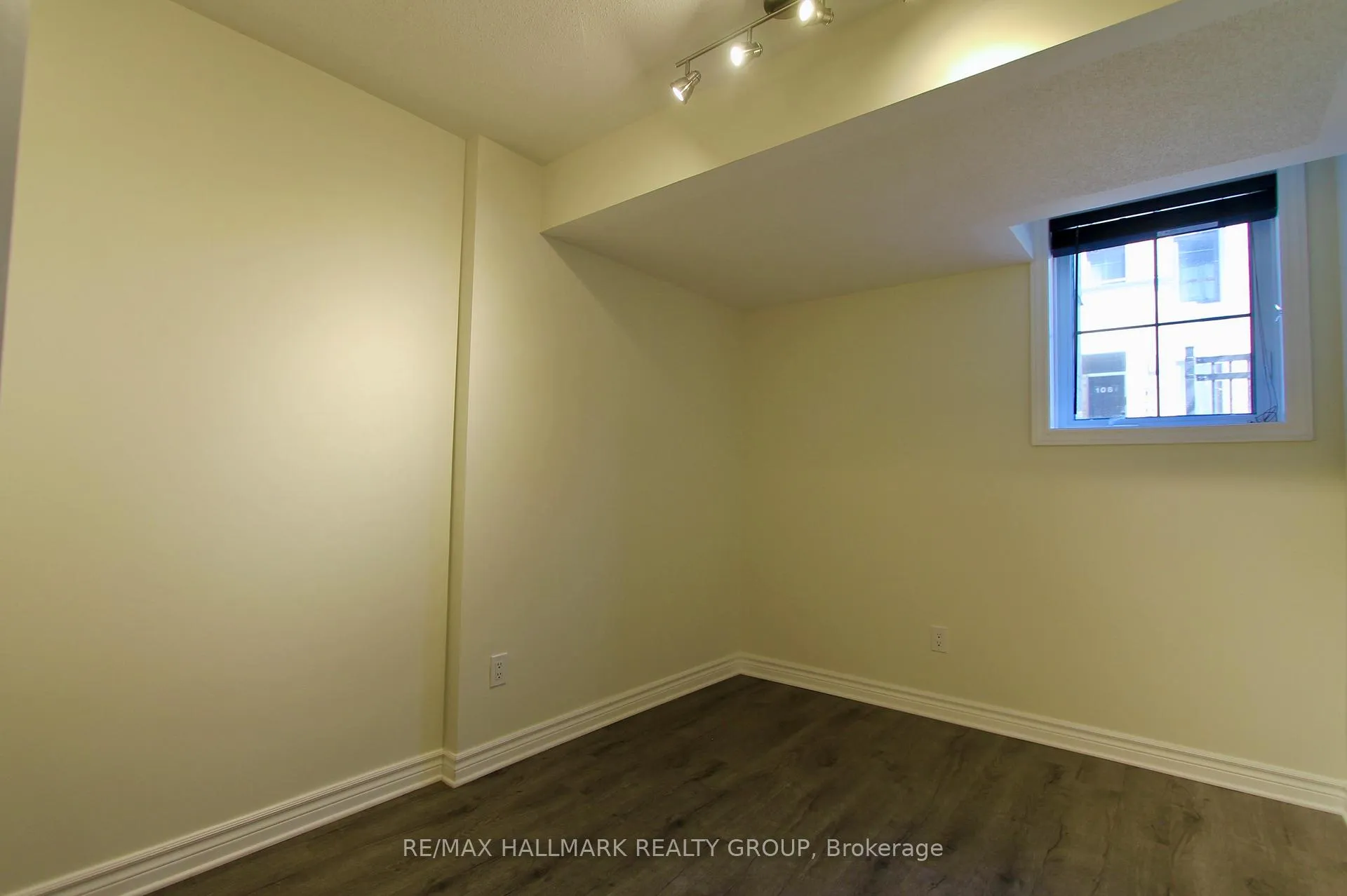 Photo 16 of 126A Lindenshade Drive, Ottawa, Barrhaven - Strandherd — HOMEH
