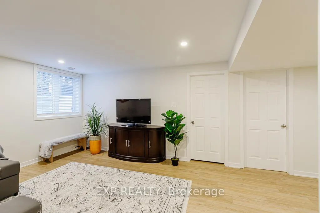 Photo 3 of 194 Willow Creek Circle, Ottawa, Barrhaven - Strandherd — HOMEH