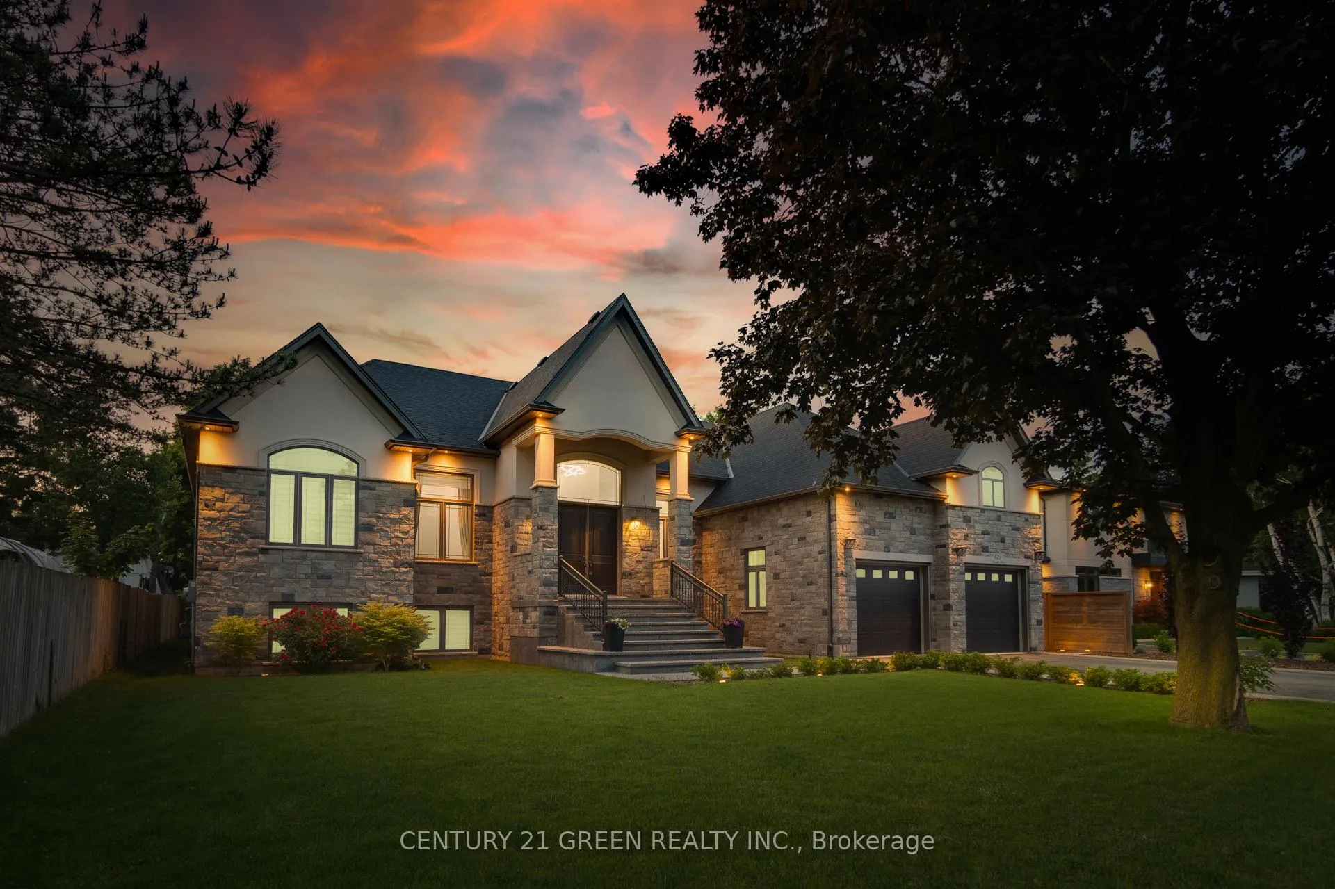 Photo 2 of 679 Hiawatha Boulevard, Hamilton, Ancaster — HOMEH
