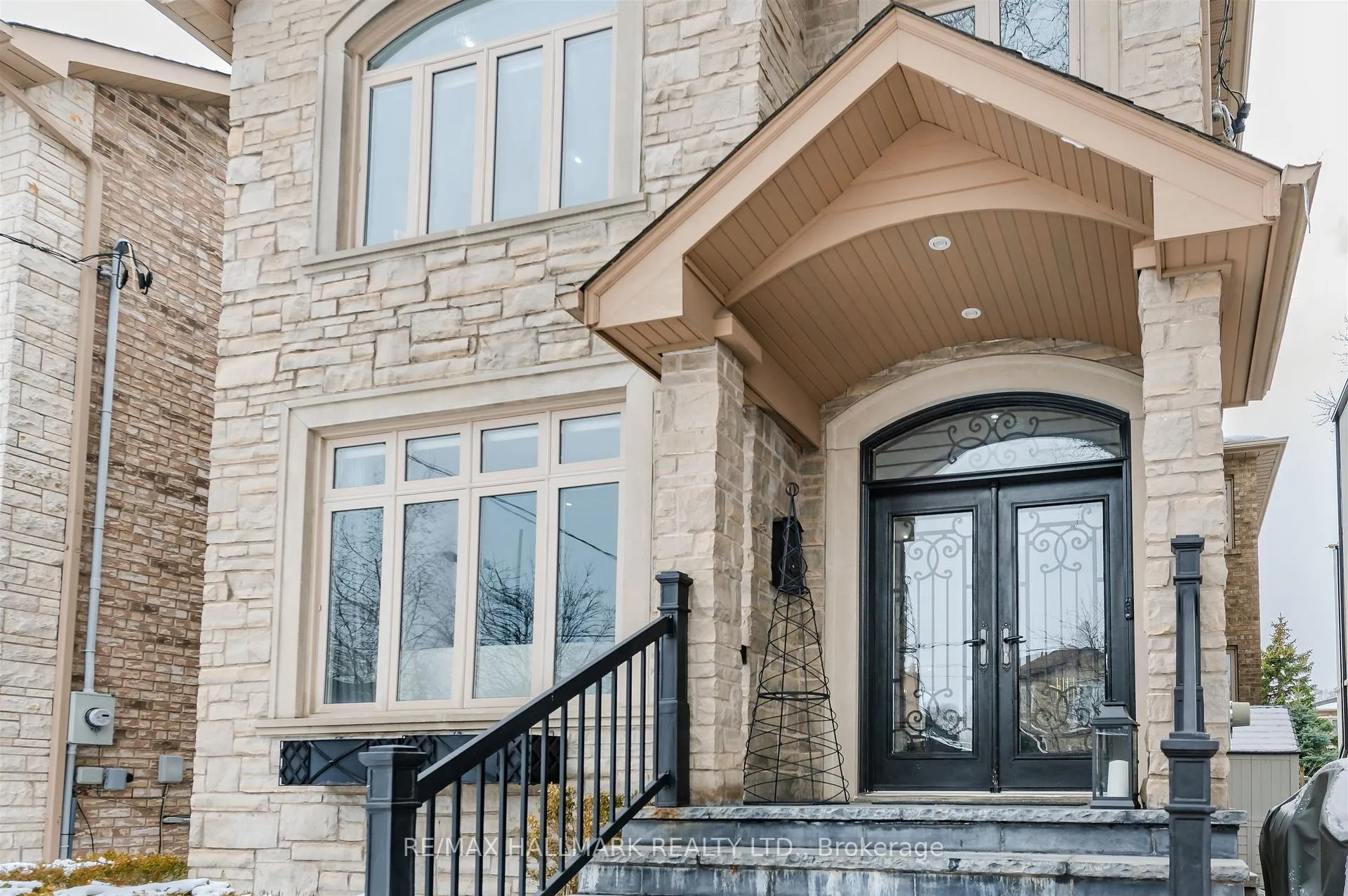 Photo 3 of 52 Athlone Road, Toronto, East York — HOMEH