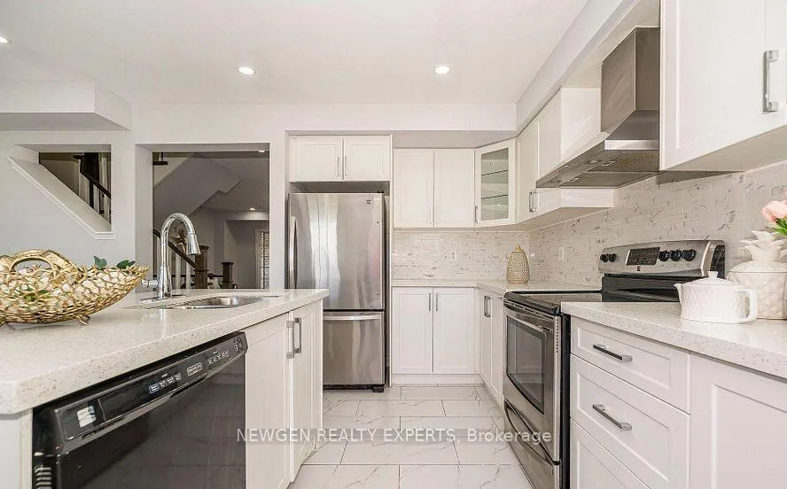 Photo 6 of 527 Rossland Road E, Ajax, Central West — HOMEH