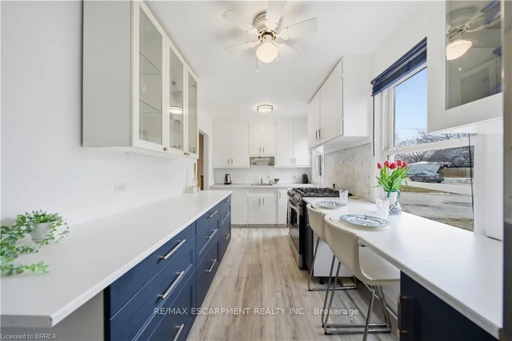 Photo 3 of 112 Dundas Street W, Brant, Paris — HOMEH