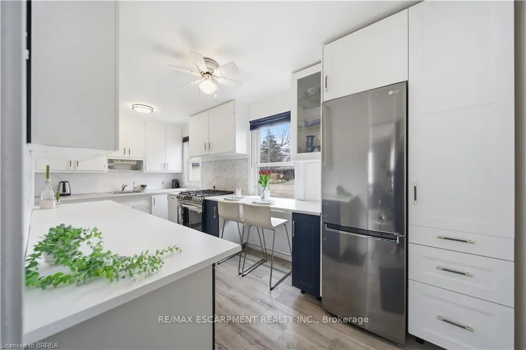 Photo 4 of 112 Dundas Street W, Brant, Paris — HOMEH