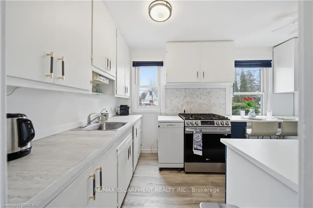 Photo 5 of 112 Dundas Street W, Brant, Paris — HOMEH