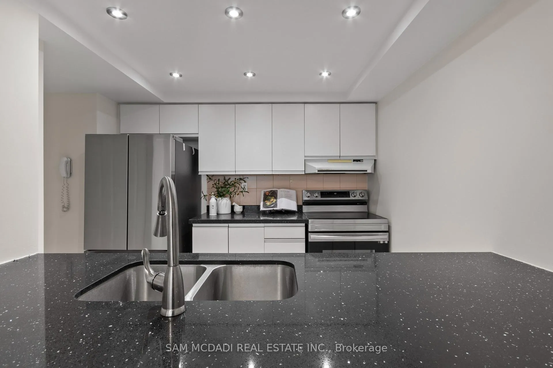 Photo 4 of Unit 2106, 24 Hanover Road S, Brampton, Queen Street Corridor — HOMEH