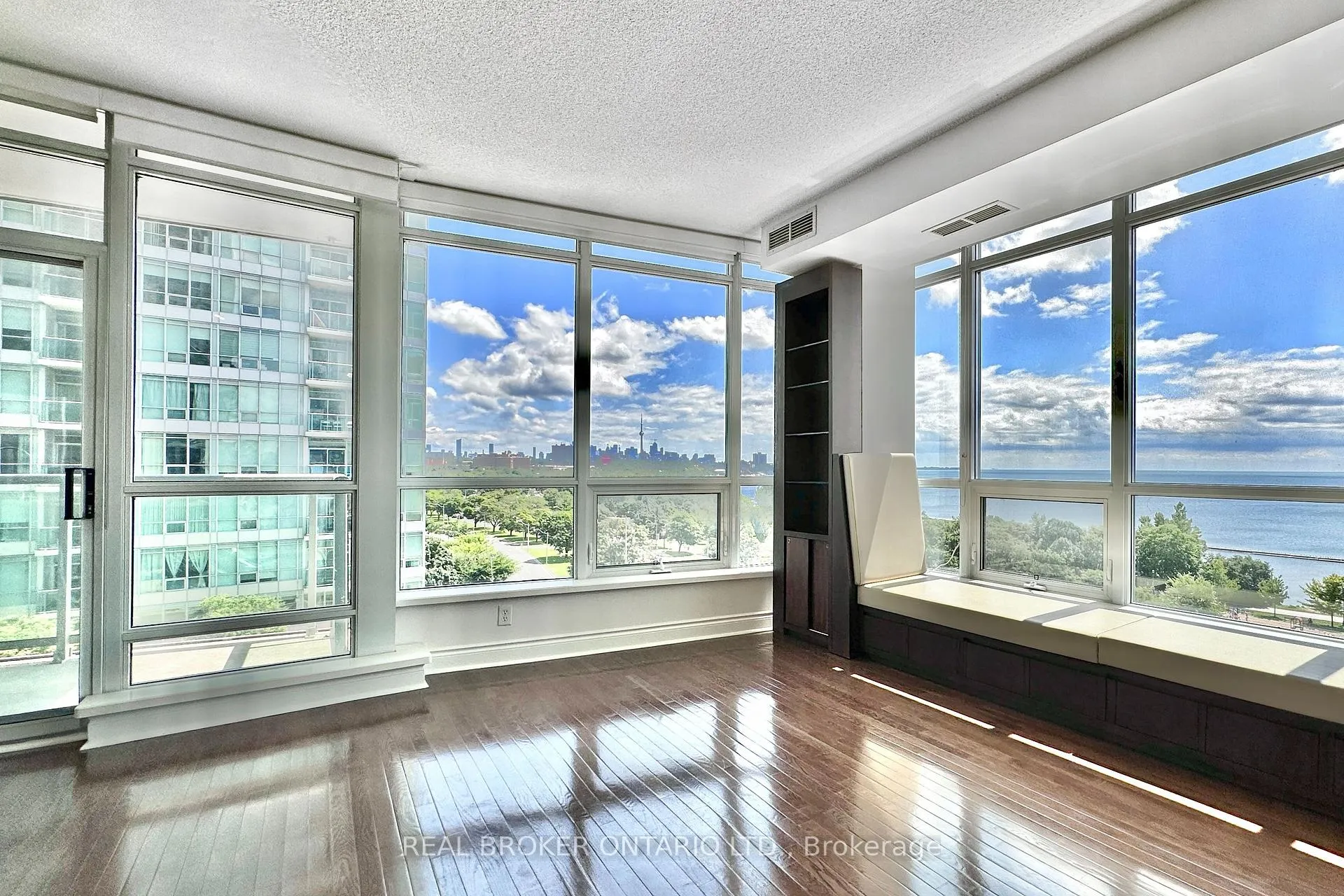 Photo 2 of Unit 807, 1910 Lakeshore Boulevard, Toronto, High Park-Swansea — HOMEH