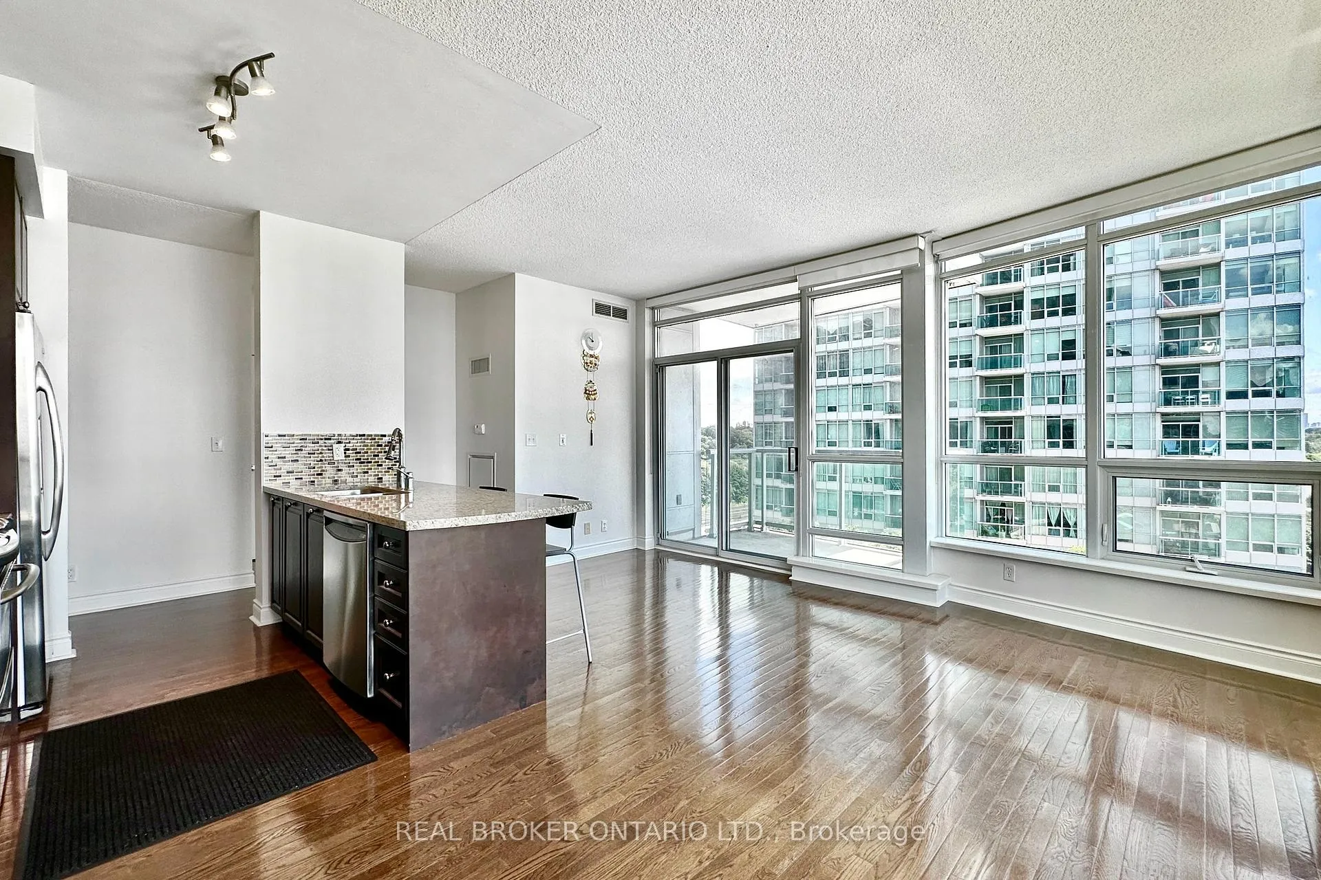 Photo 3 of Unit 807, 1910 Lakeshore Boulevard, Toronto, High Park-Swansea — HOMEH