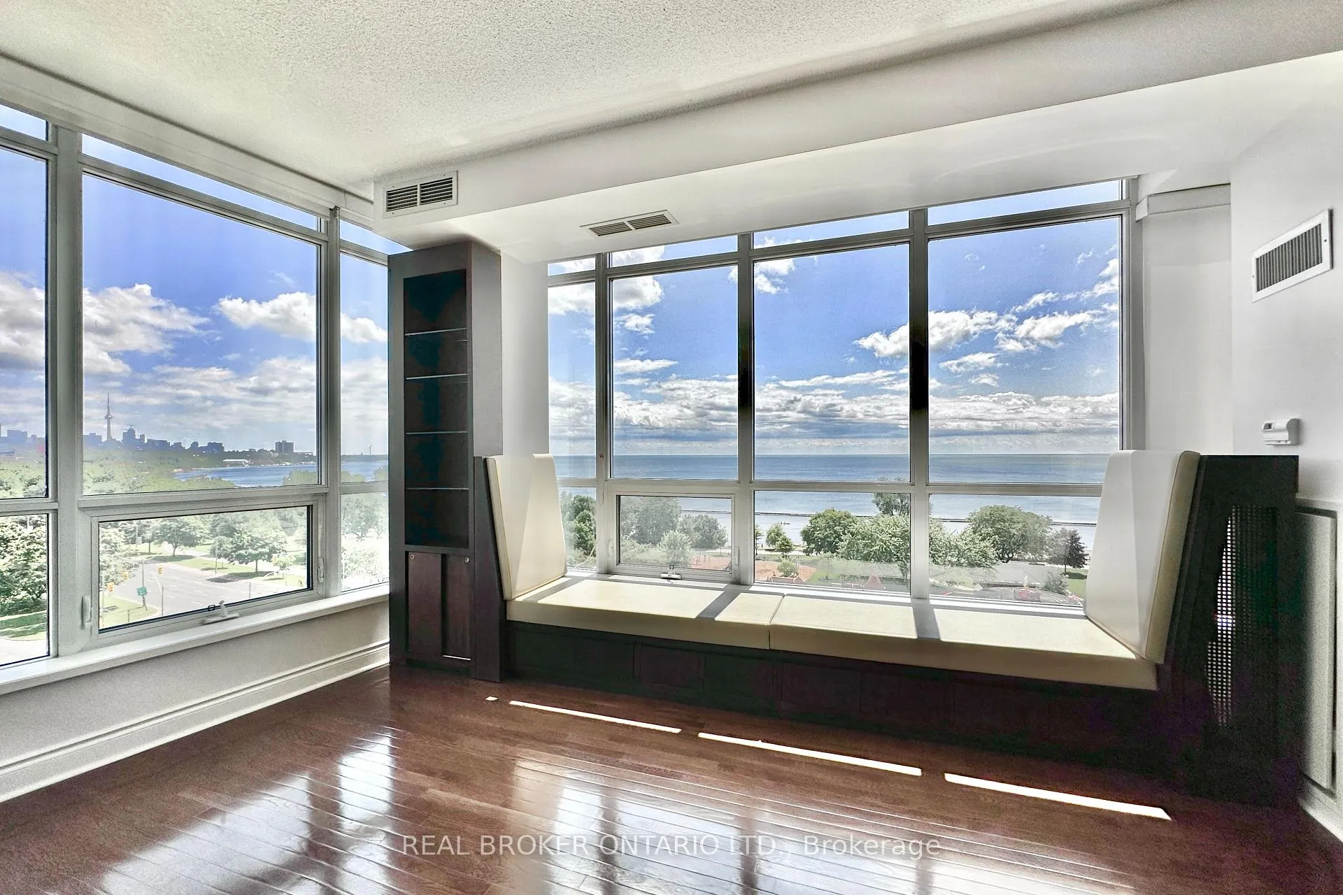 Photo 4 of Unit 807, 1910 Lakeshore Boulevard, Toronto, High Park-Swansea — HOMEH