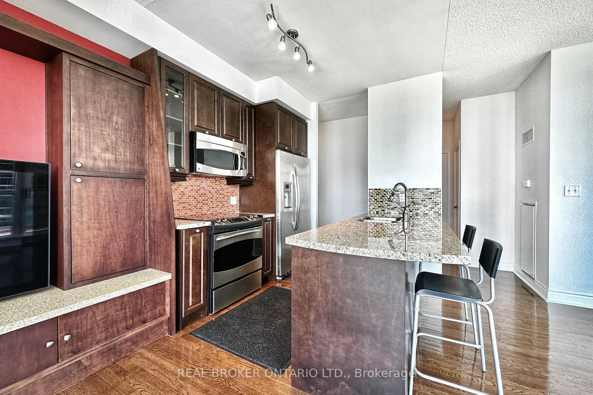 Photo 6 of Unit 807, 1910 Lakeshore Boulevard, Toronto, High Park-Swansea — HOMEH