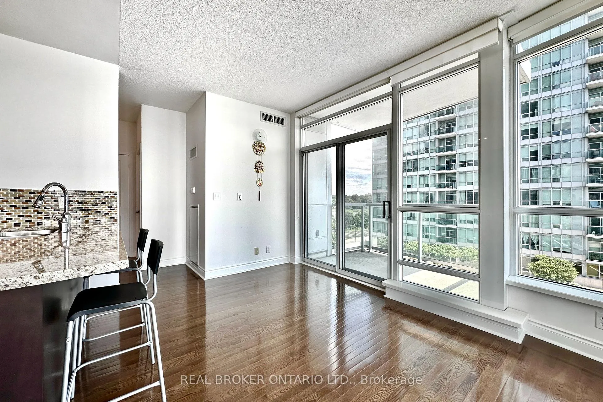 Photo 8 of Unit 807, 1910 Lakeshore Boulevard, Toronto, High Park-Swansea — HOMEH