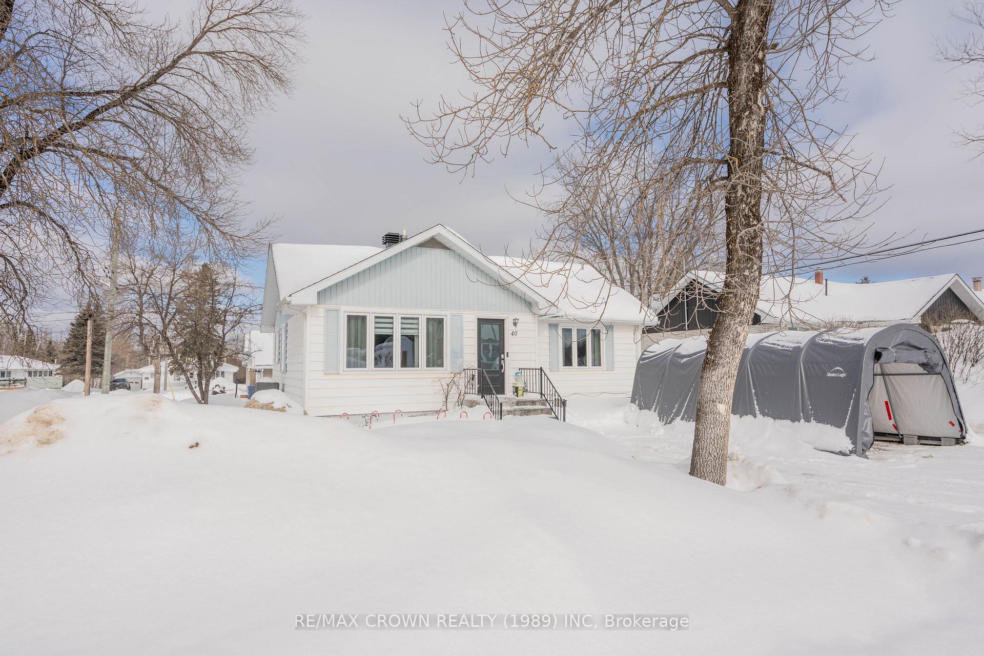 Photo 2 of 40 Pine Crescent, Kapuskasing — HOMEH
