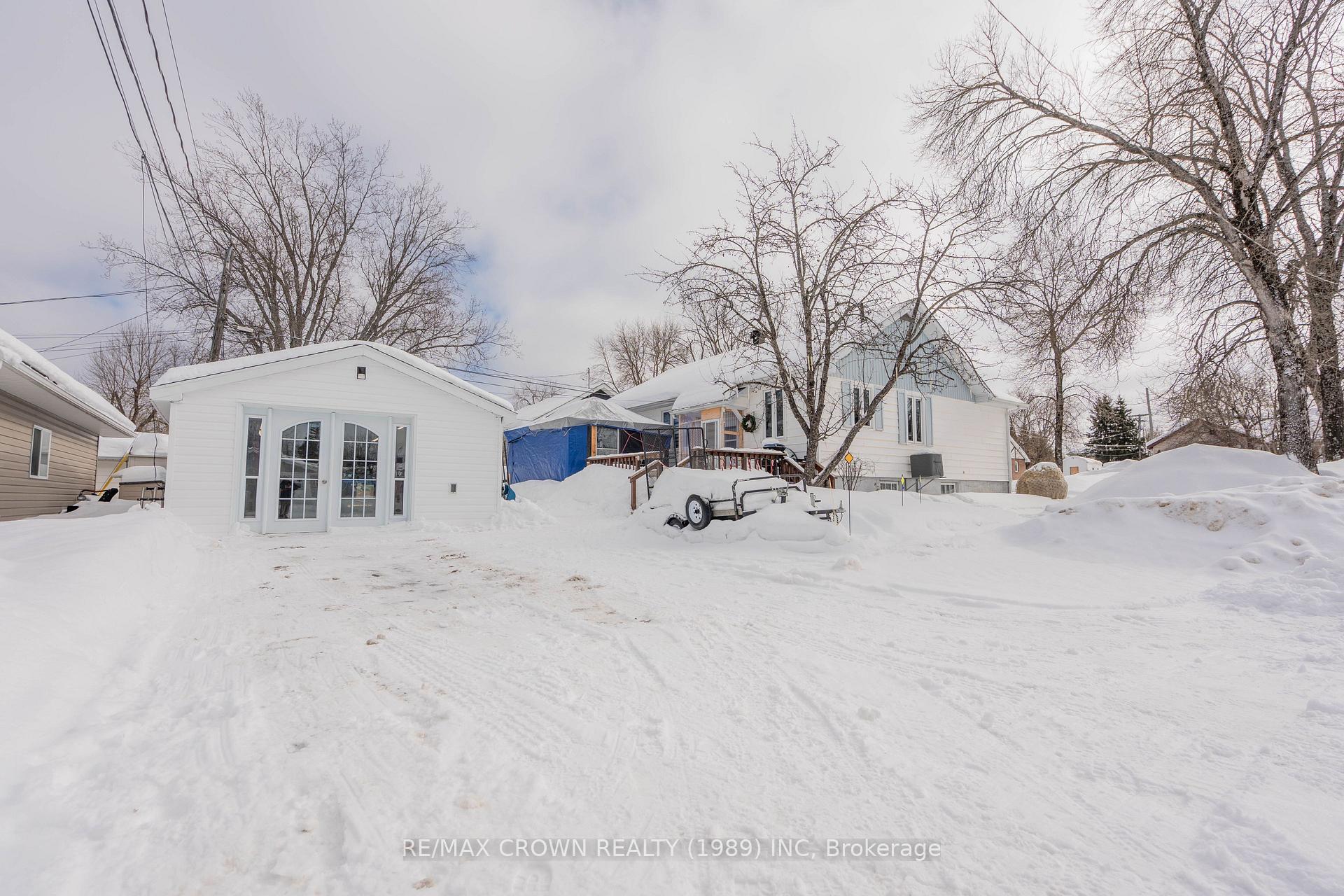 Photo 3 of 40 Pine Crescent, Kapuskasing — HOMEH