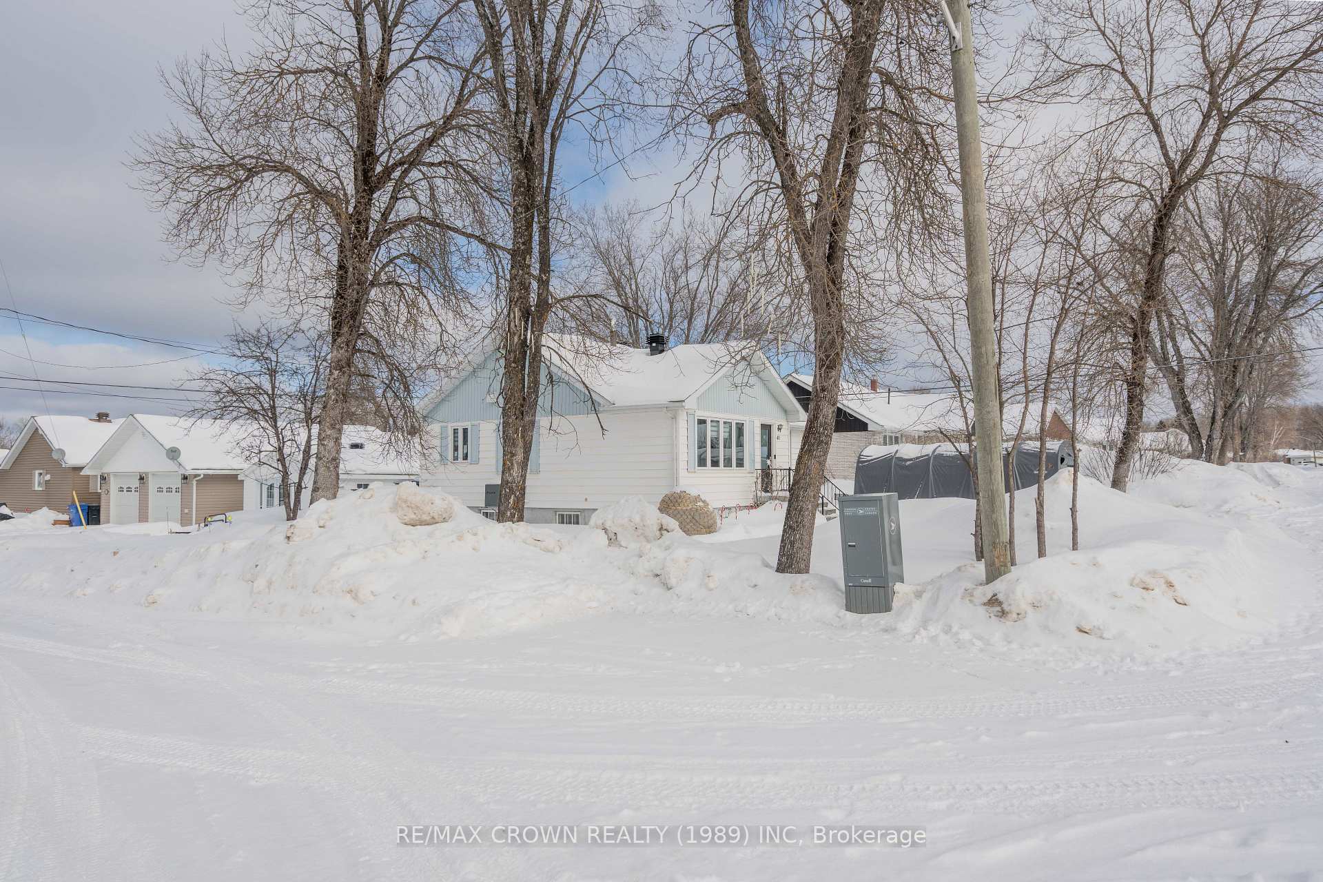 Photo 8 of 40 Pine Crescent, Kapuskasing — HOMEH
