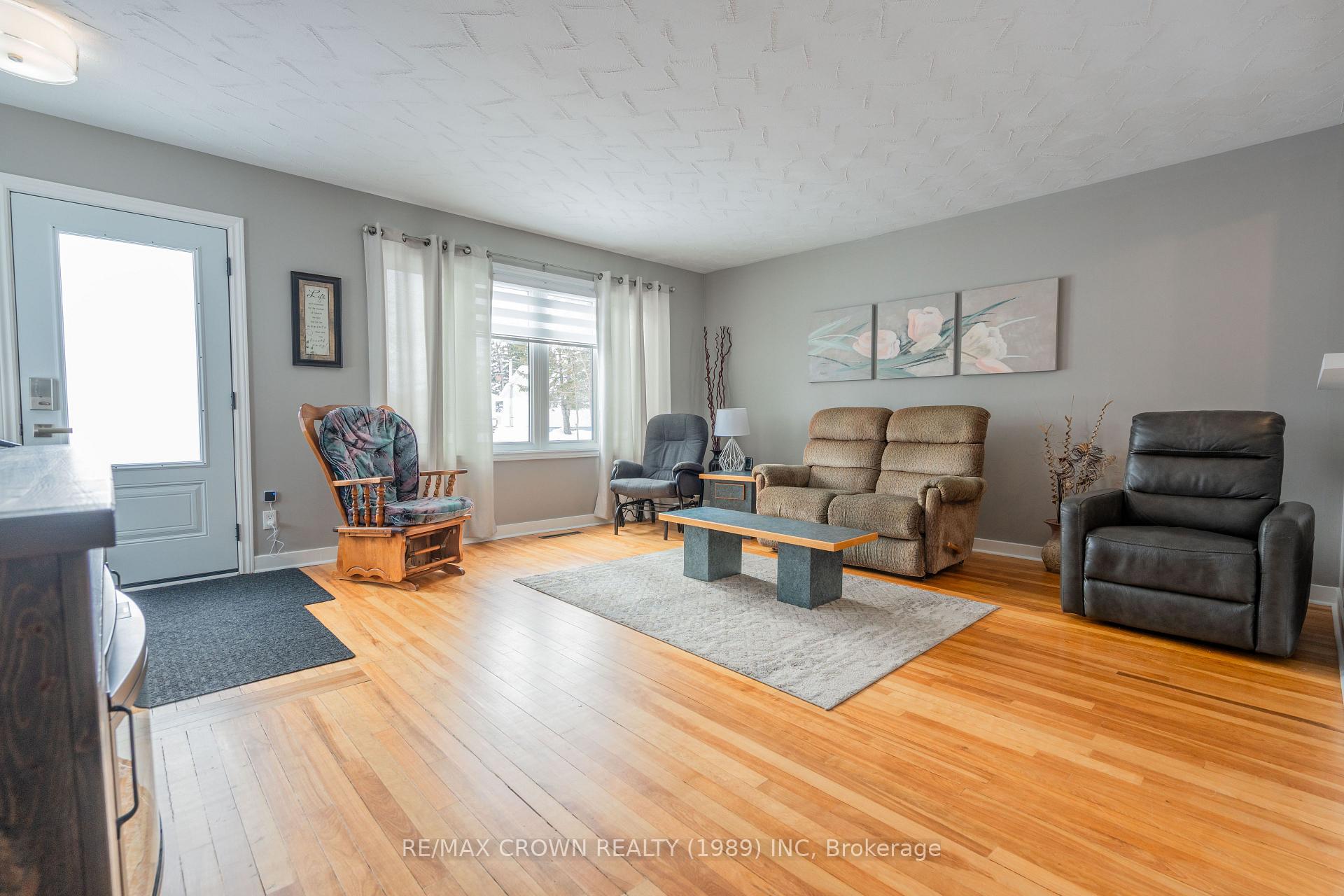 Photo 11 of 40 Pine Crescent, Kapuskasing — HOMEH
