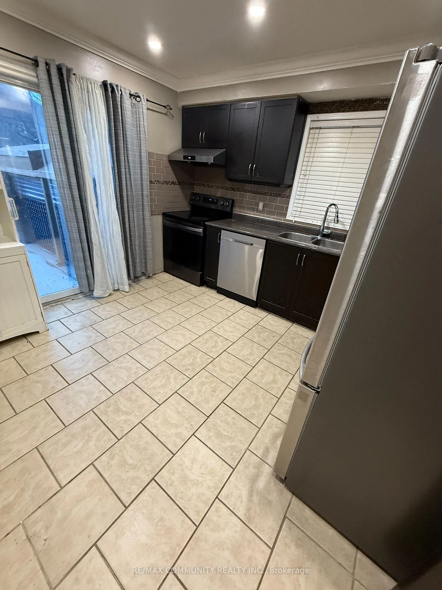 Photo 5 of 12 Caruso Drive, Brampton, Brampton South — HOMEH