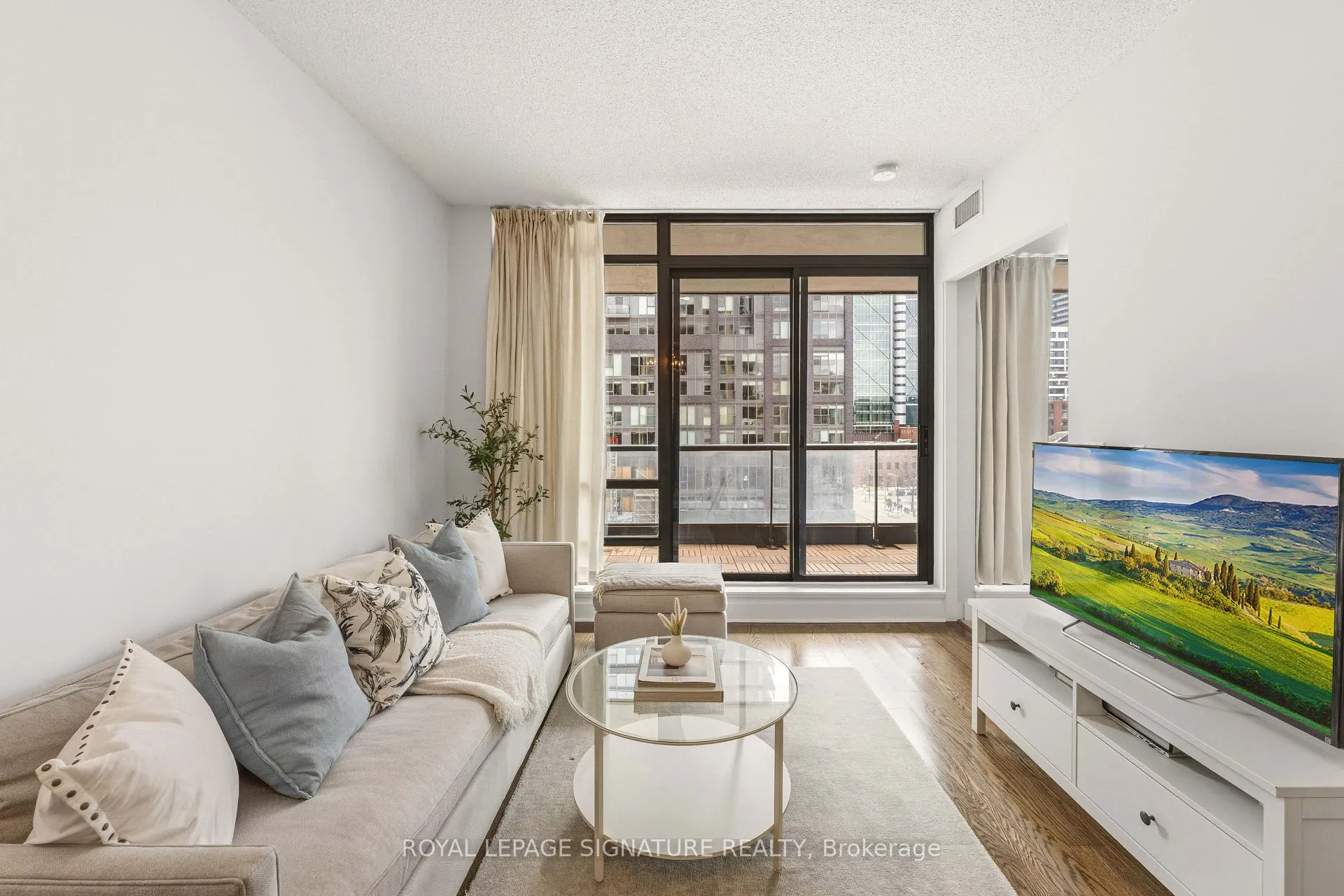 Photo 9 of Unit 712, 438 King Street W, Toronto, Waterfront Communities — HOMEH