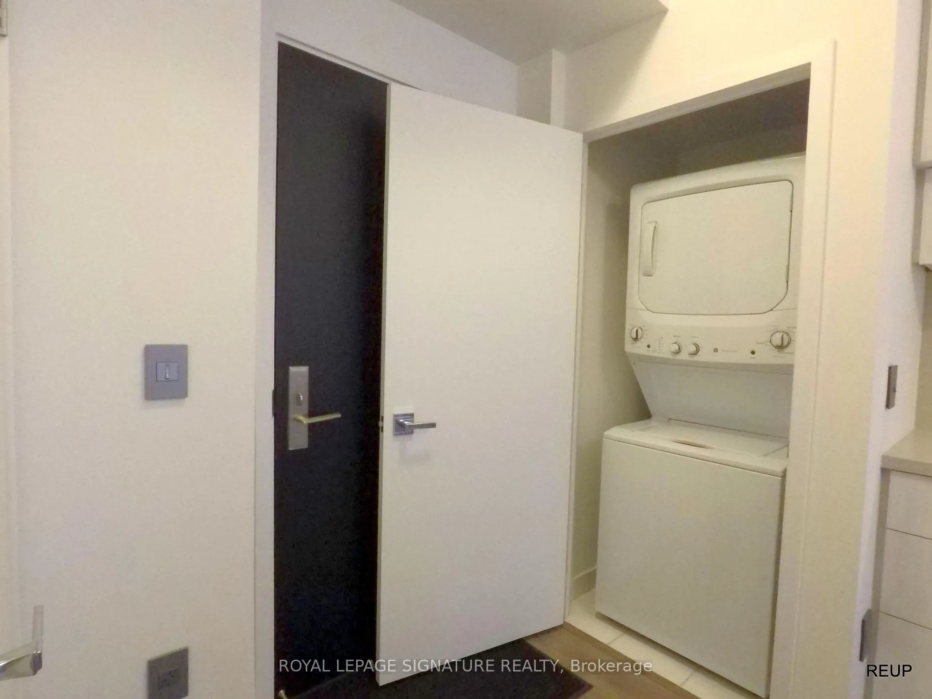 Photo 12 of Unit 2402, 8 Eglinton Avenue E, Toronto, Mount Pleasant West — HOMEH