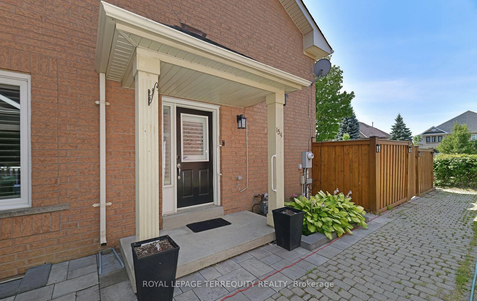Photo 3 of 154 Pressed Brick Drive, Brampton, Brampton North — HOMEH