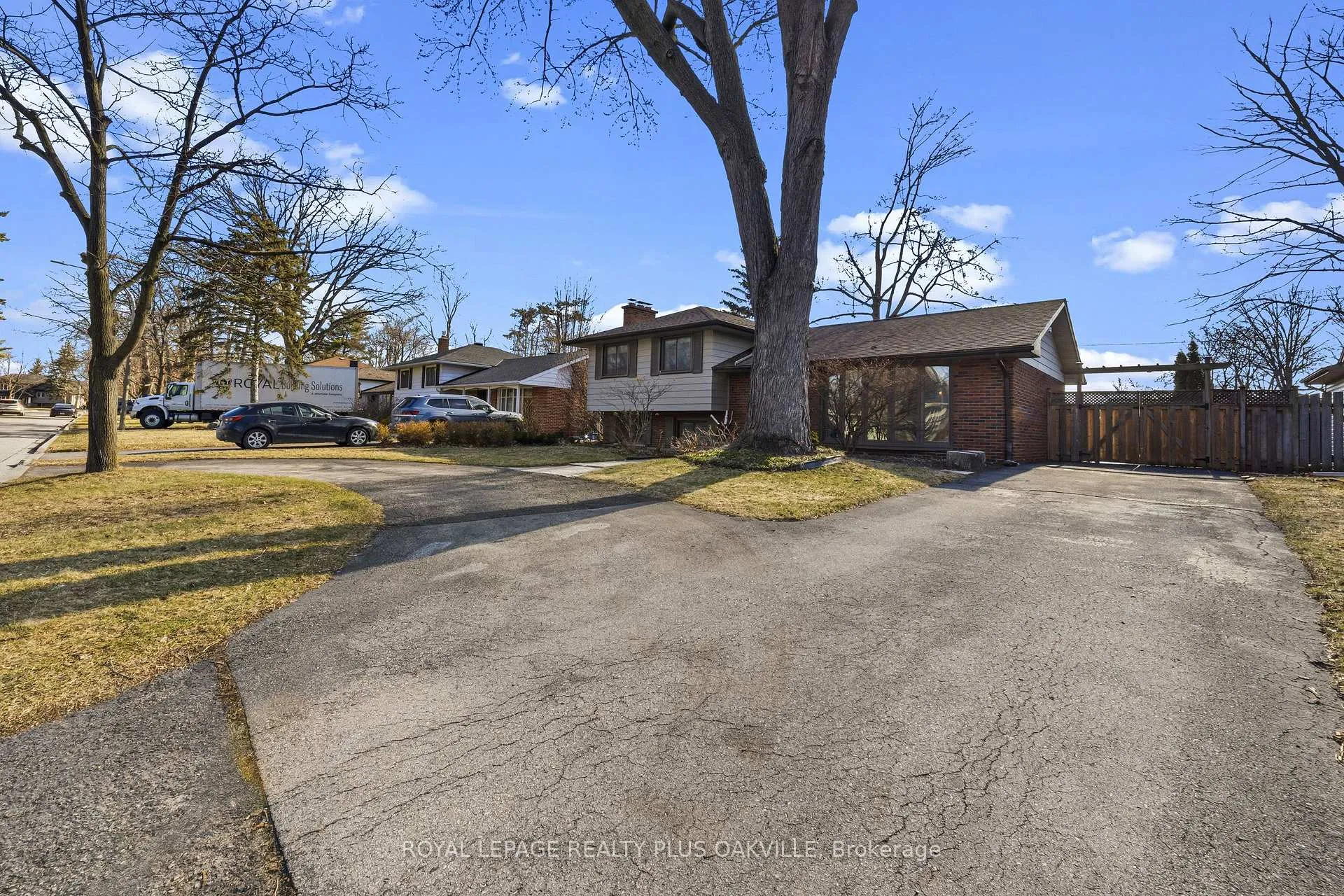 Photo 2 of 5210 Meadowhill Road, Burlington, Appleby — HOMEH