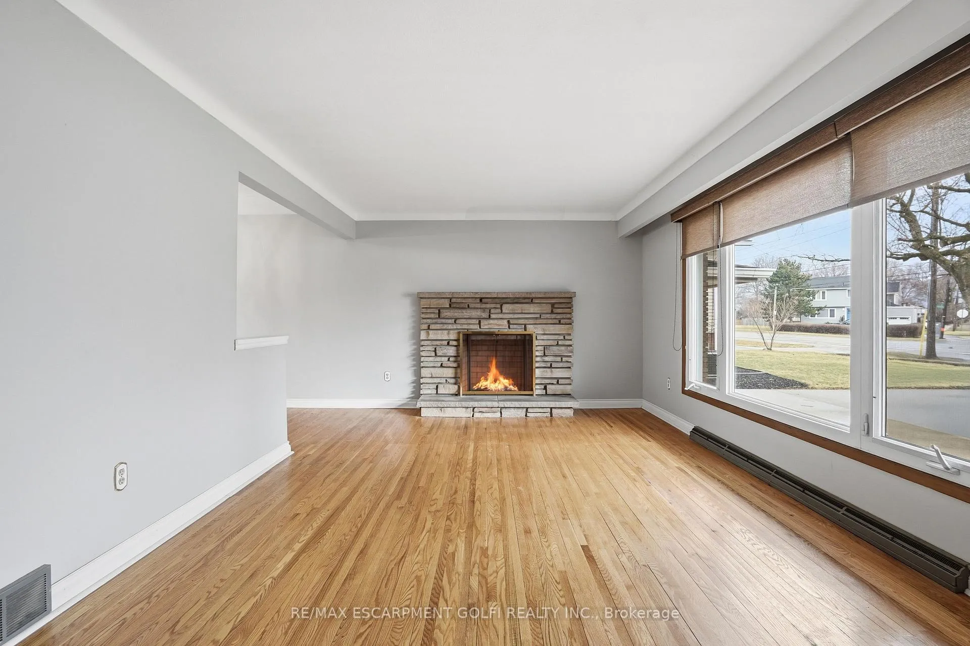 Photo 5 of 651 Niagara Street, St. Catharines, Vine/Linwell — HOMEH
