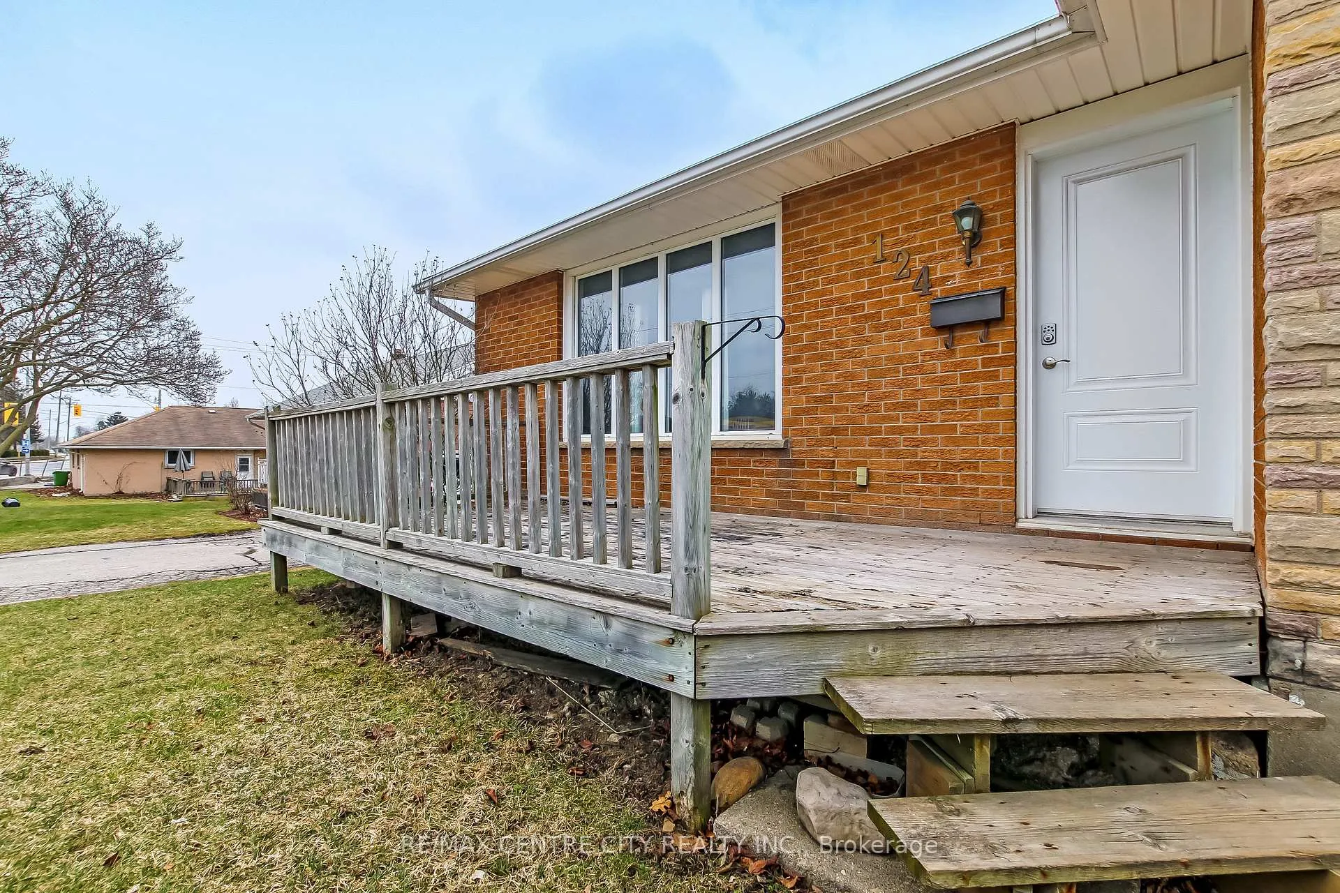 Photo 2 of 124 Fairview Avenue, St. Thomas — HOMEH