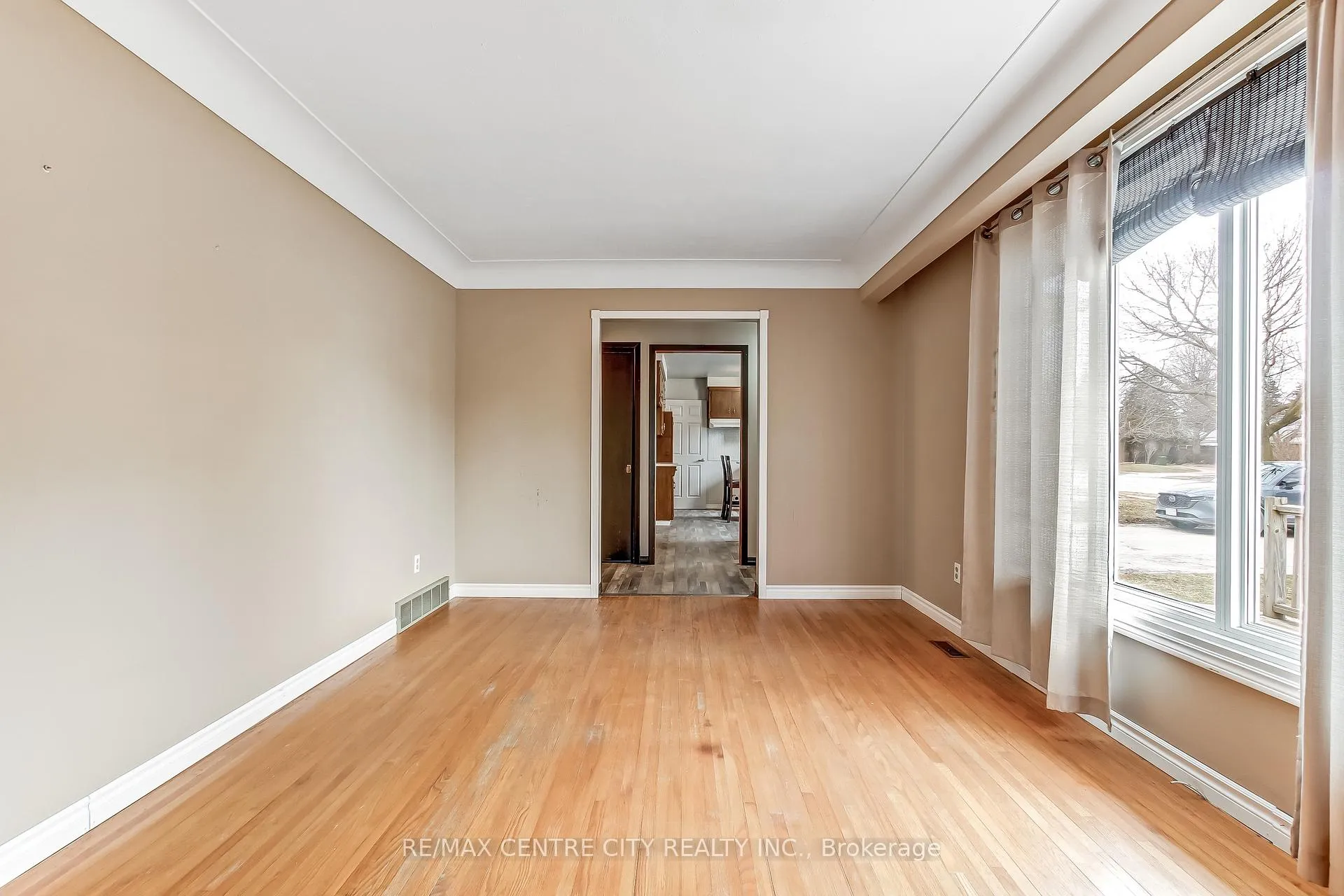 Photo 5 of 124 Fairview Avenue, St. Thomas — HOMEH