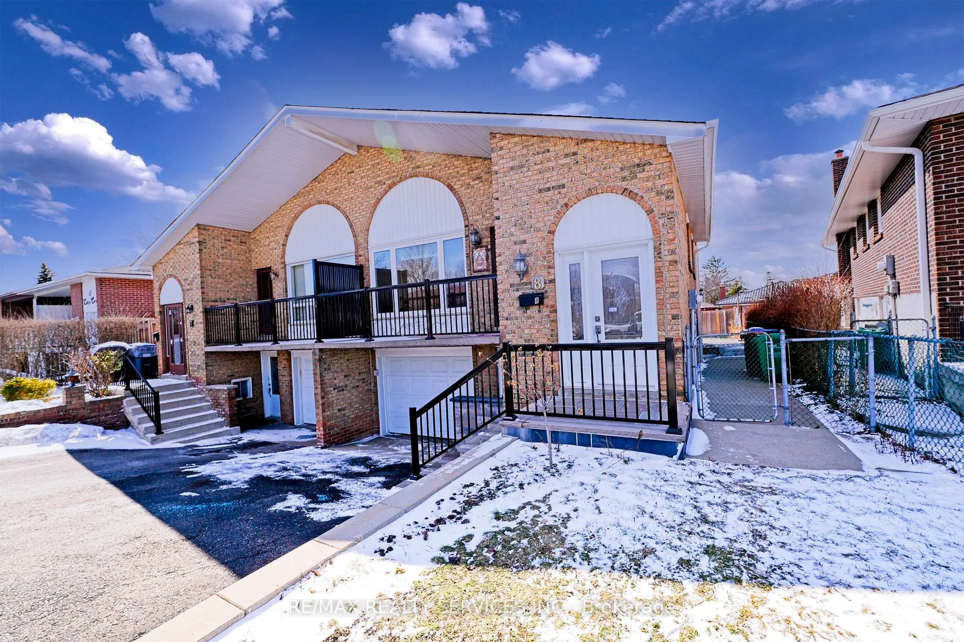 Photo 3 of 8 Cheryl Court, Brampton, Brampton North — HOMEH