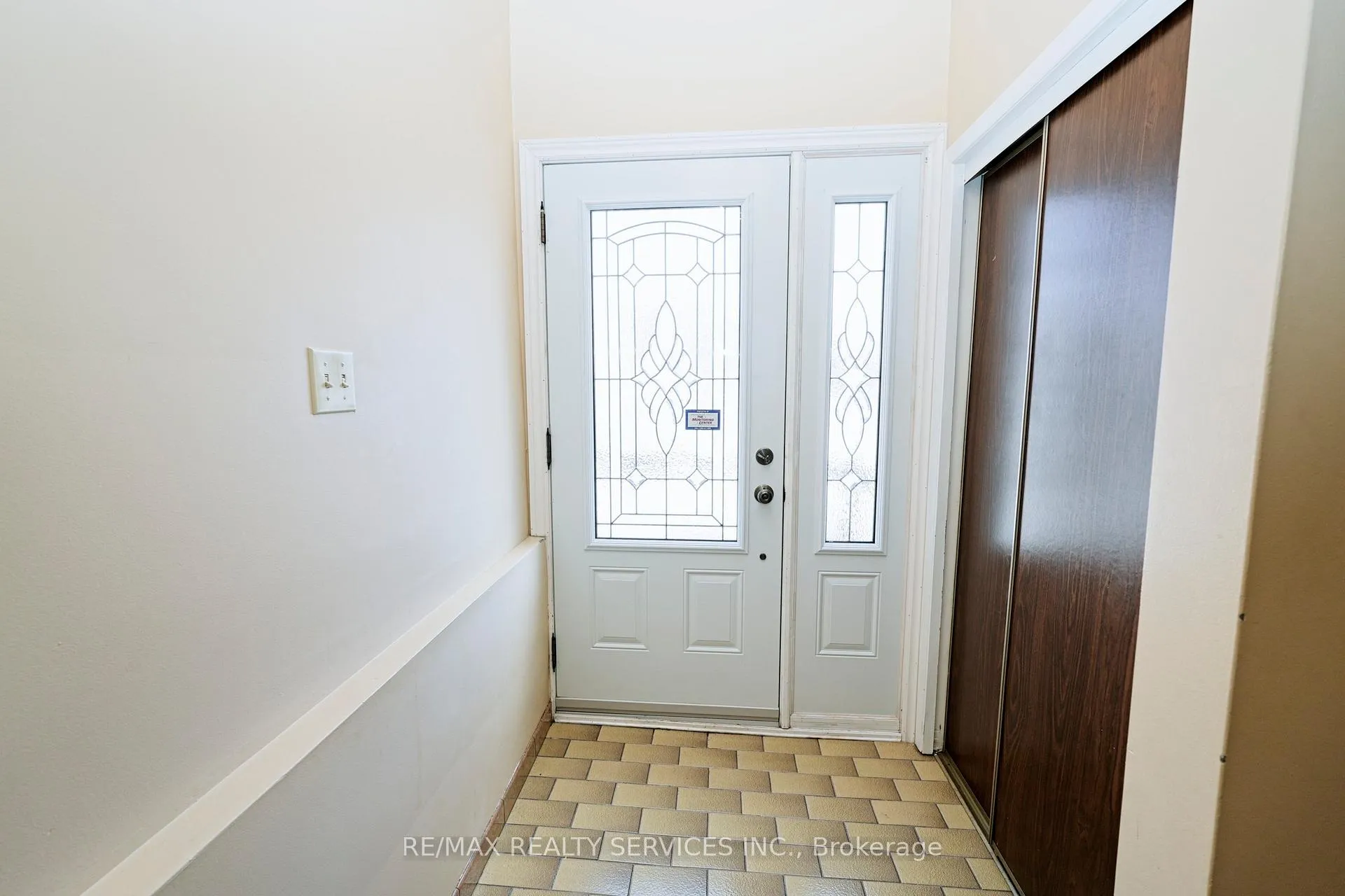 Photo 5 of 8 Cheryl Court, Brampton, Brampton North — HOMEH