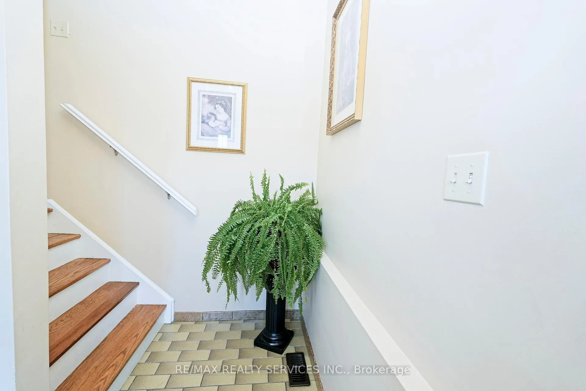 Photo 6 of 8 Cheryl Court, Brampton, Brampton North — HOMEH