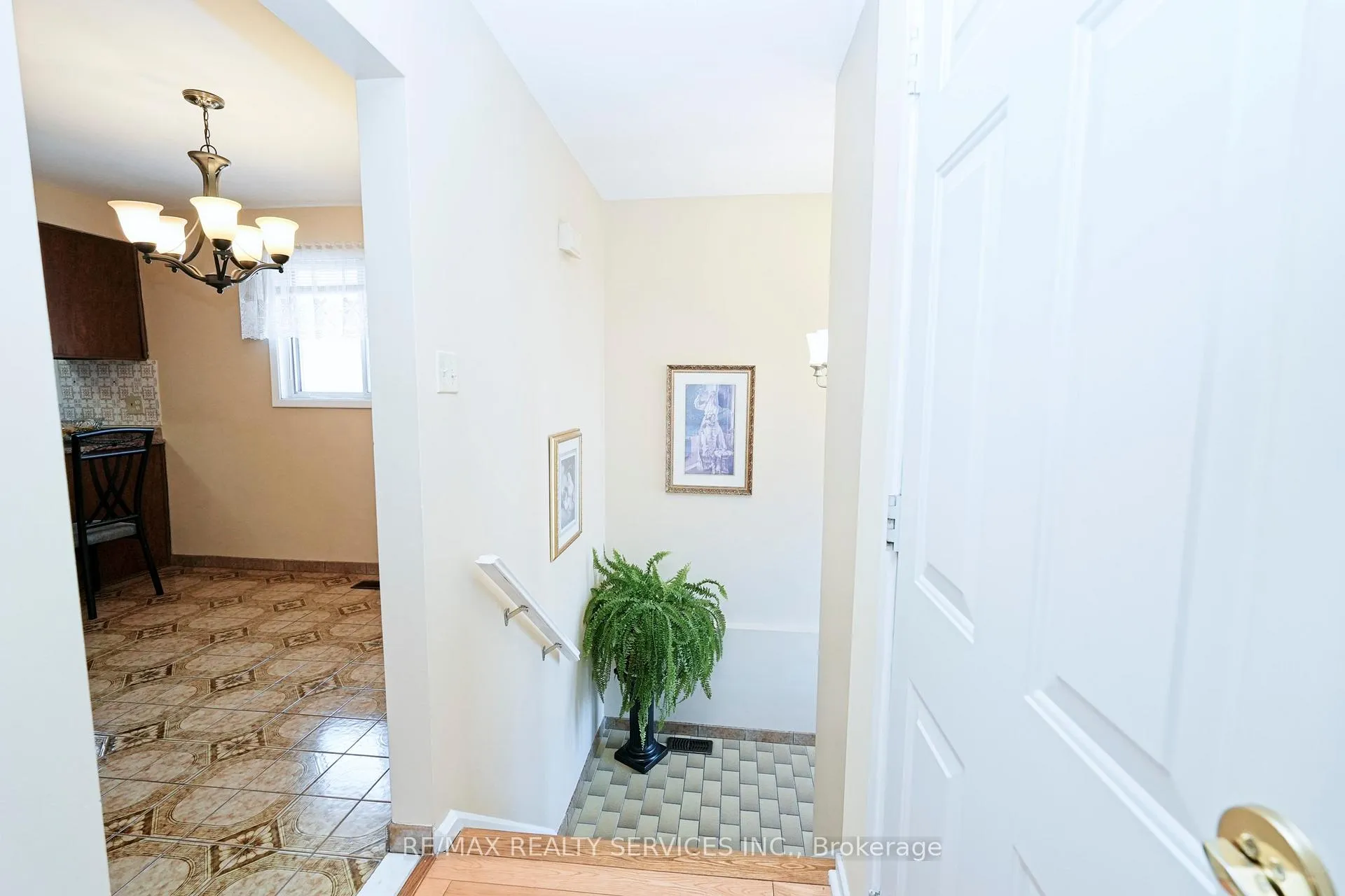 Photo 7 of 8 Cheryl Court, Brampton, Brampton North — HOMEH