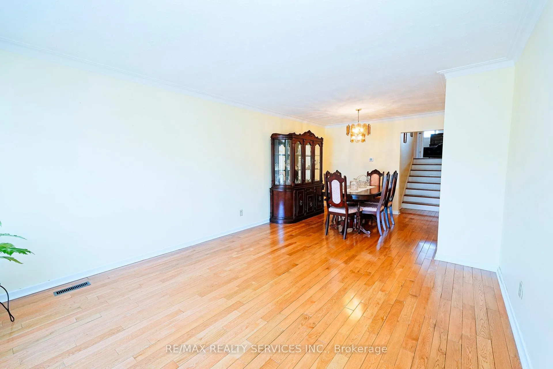Photo 9 of 8 Cheryl Court, Brampton, Brampton North — HOMEH