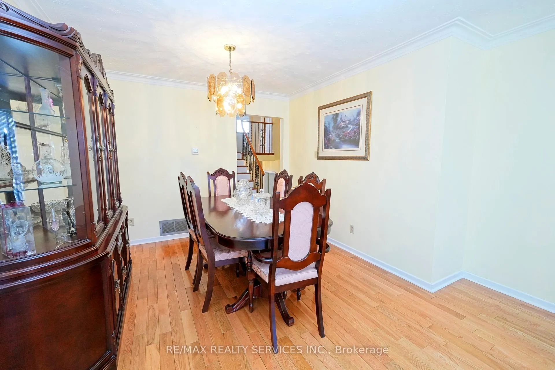 Photo 10 of 8 Cheryl Court, Brampton, Brampton North — HOMEH