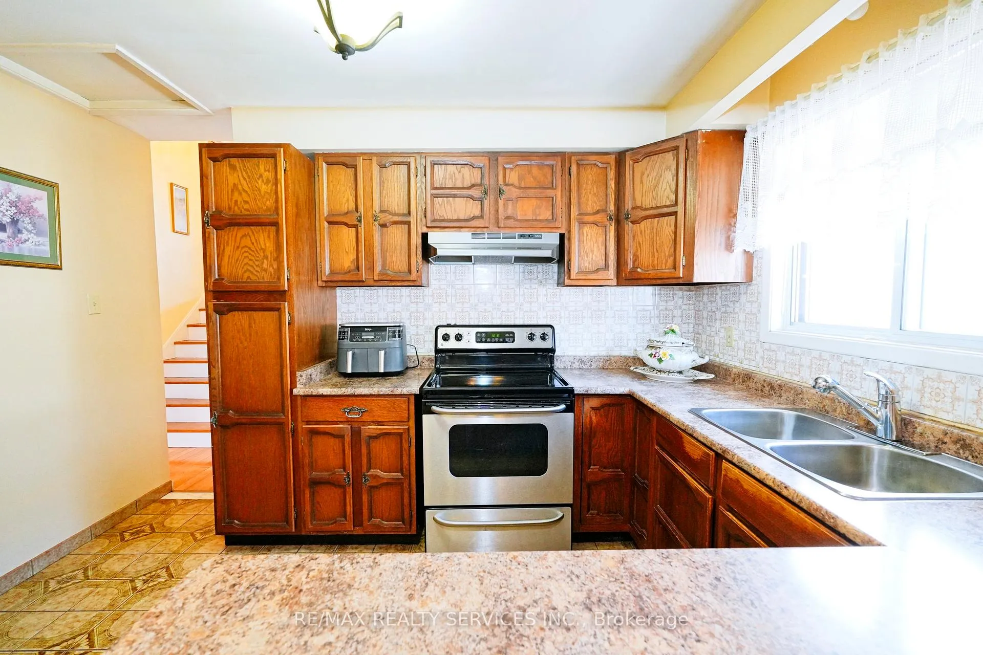 Photo 13 of 8 Cheryl Court, Brampton, Brampton North — HOMEH