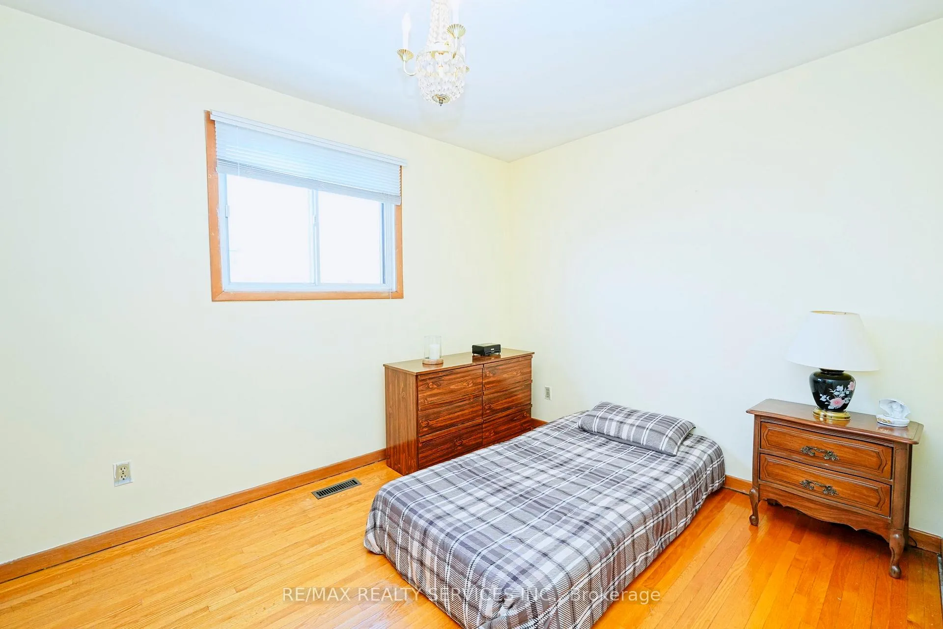 Photo 20 of 8 Cheryl Court, Brampton, Brampton North — HOMEH