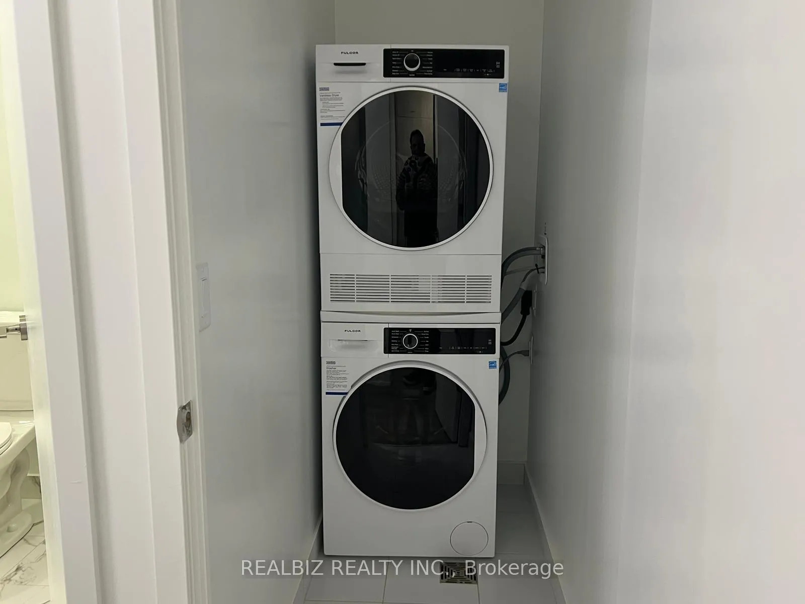 Photo 3 of Unit 1010, 180 Front Street E, Toronto, Moss Park — HOMEH