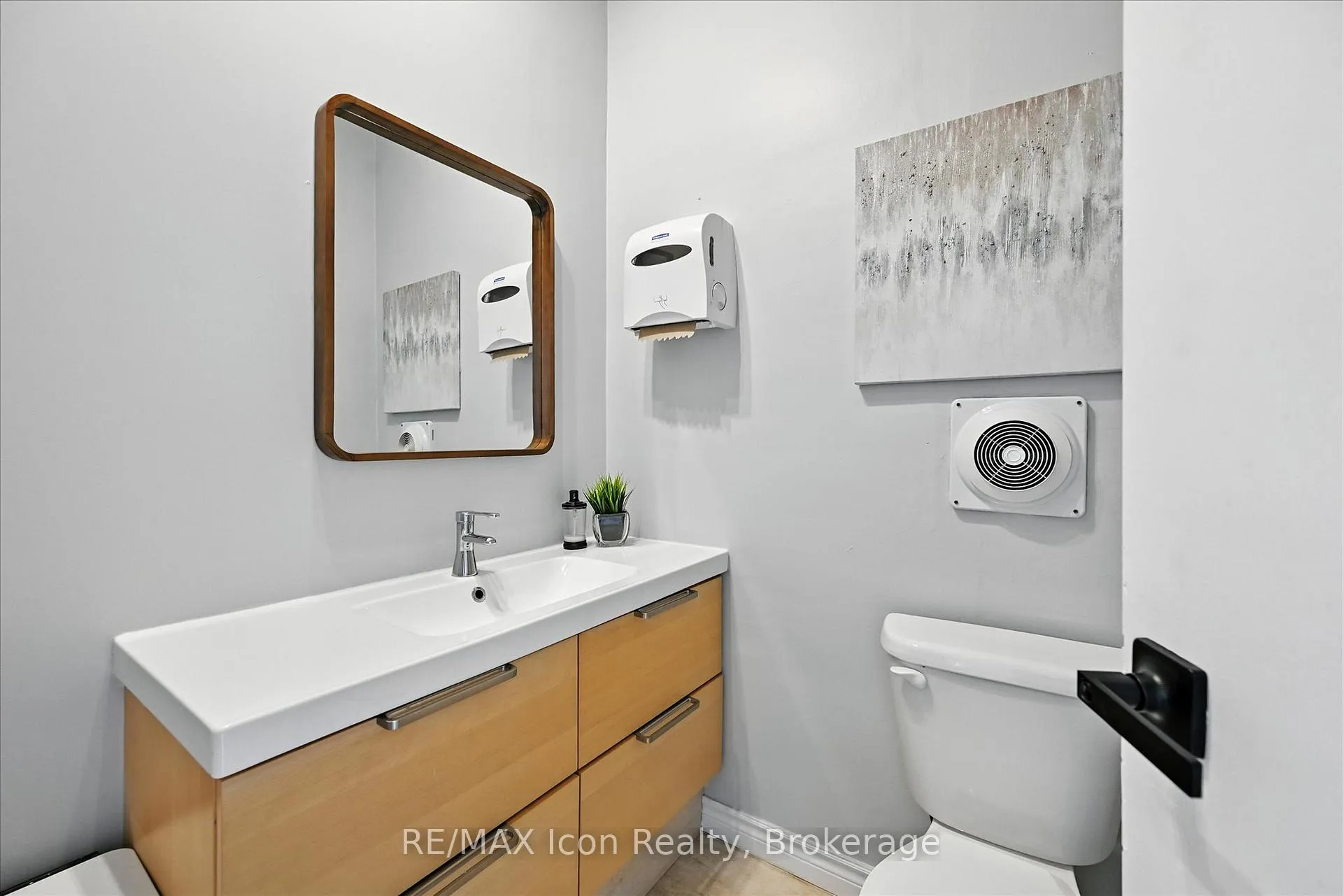 Photo 7 of 1047 Main Street E, Hamilton, Crown Point — HOMEH