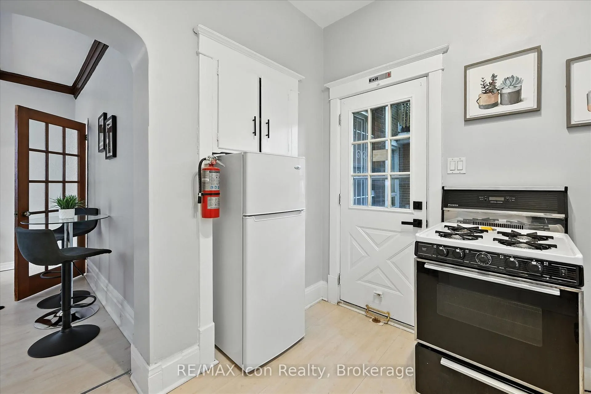 Photo 14 of 1047 Main Street E, Hamilton, Crown Point — HOMEH