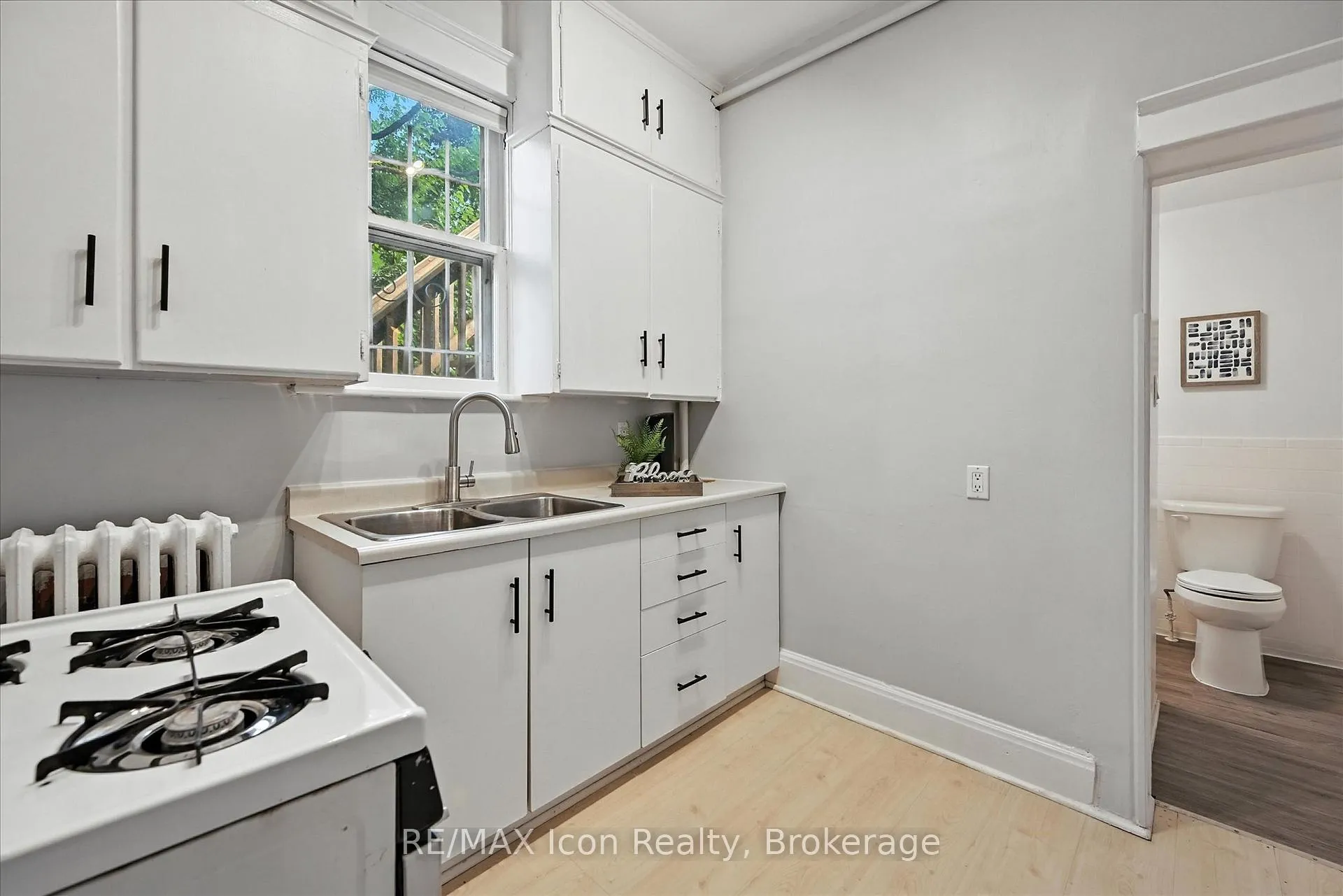 Photo 15 of 1047 Main Street E, Hamilton, Crown Point — HOMEH