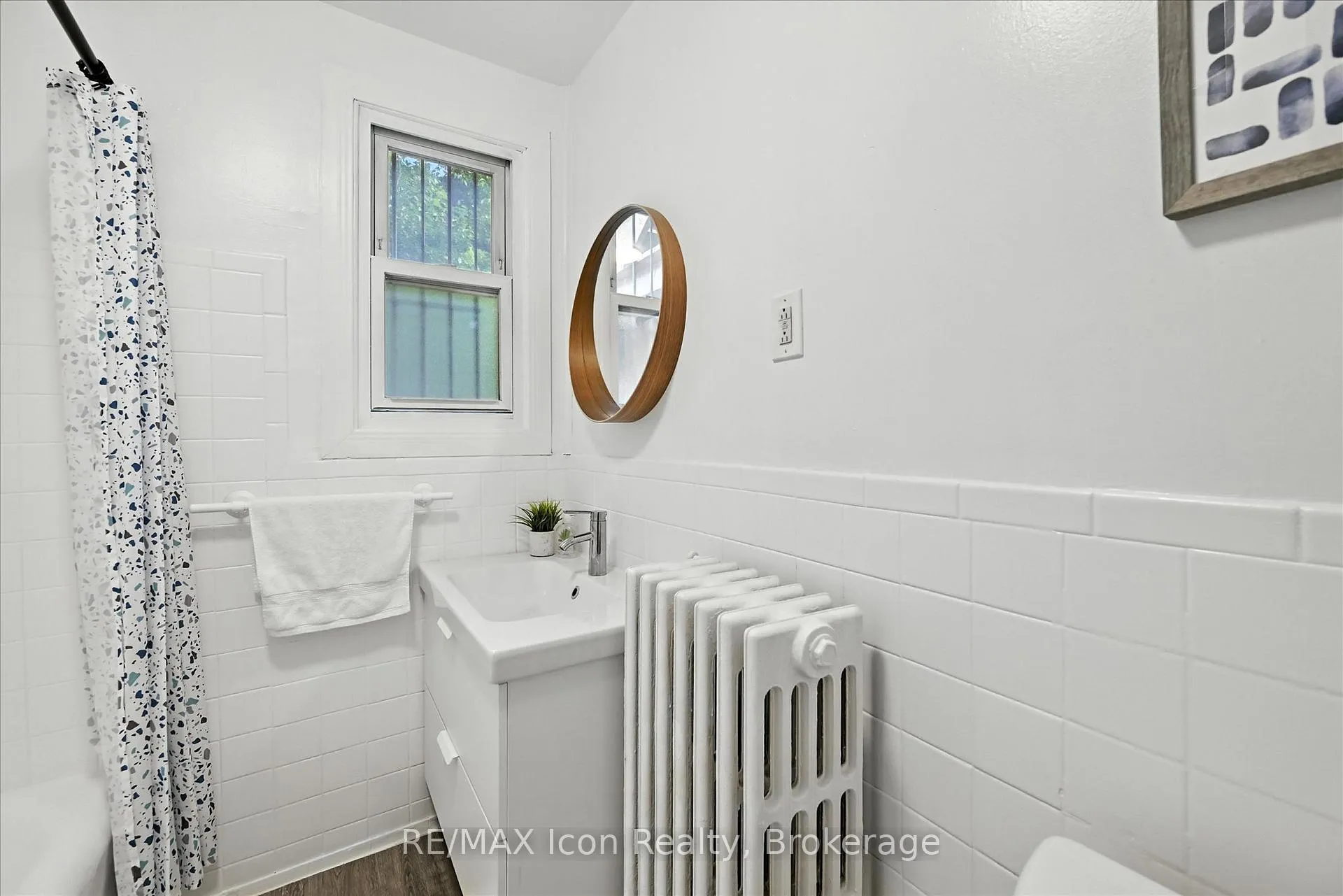 Photo 16 of 1047 Main Street E, Hamilton, Crown Point — HOMEH
