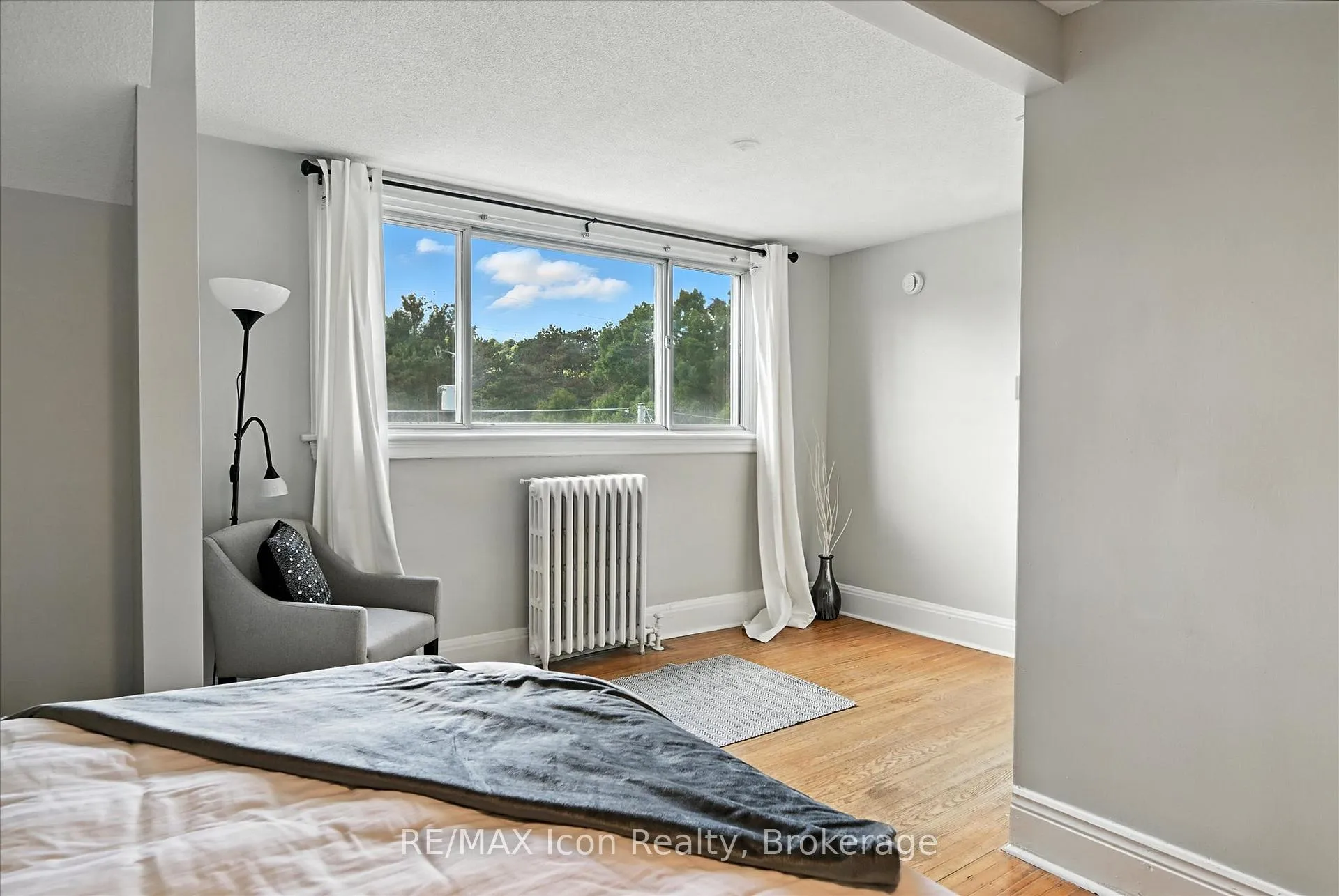 Photo 43 of 1047 Main Street E, Hamilton, Crown Point — HOMEH