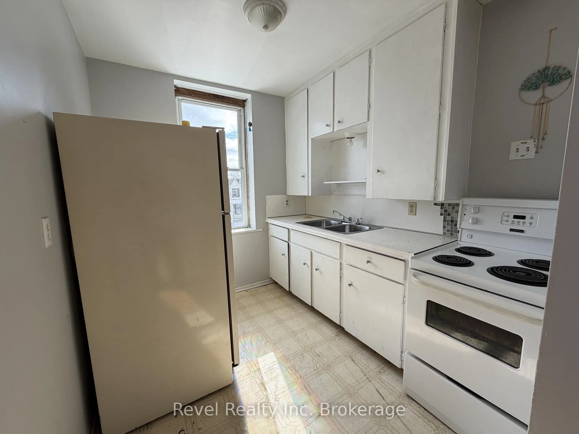 Photo 3 of Unit 2, 571 Ontario Street, Warwick, Watford — HOMEH