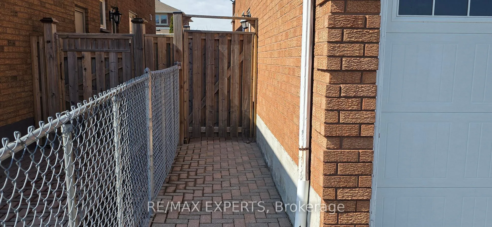 Photo 2 of 8 Waterfall Road, Vaughan, East Woodbridge — HOMEH