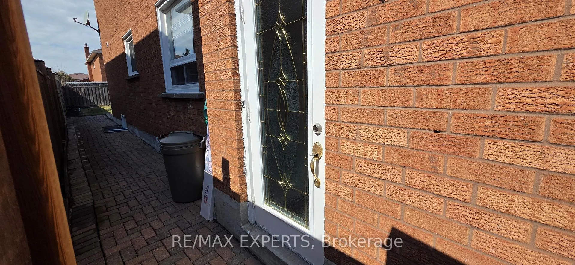 Photo 3 of 8 Waterfall Road, Vaughan, East Woodbridge — HOMEH