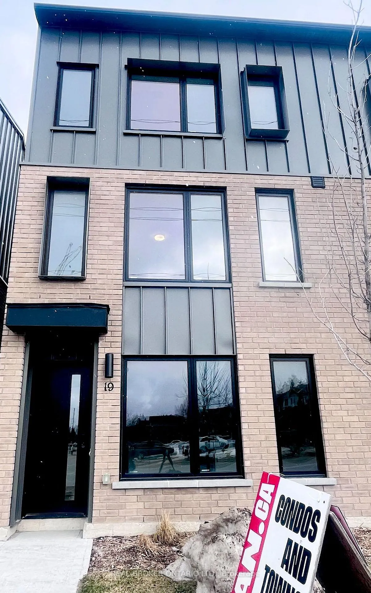 Photo 2 of Unit MAIN, 19 Rainwater Lane, Barrie, Holly — HOMEH