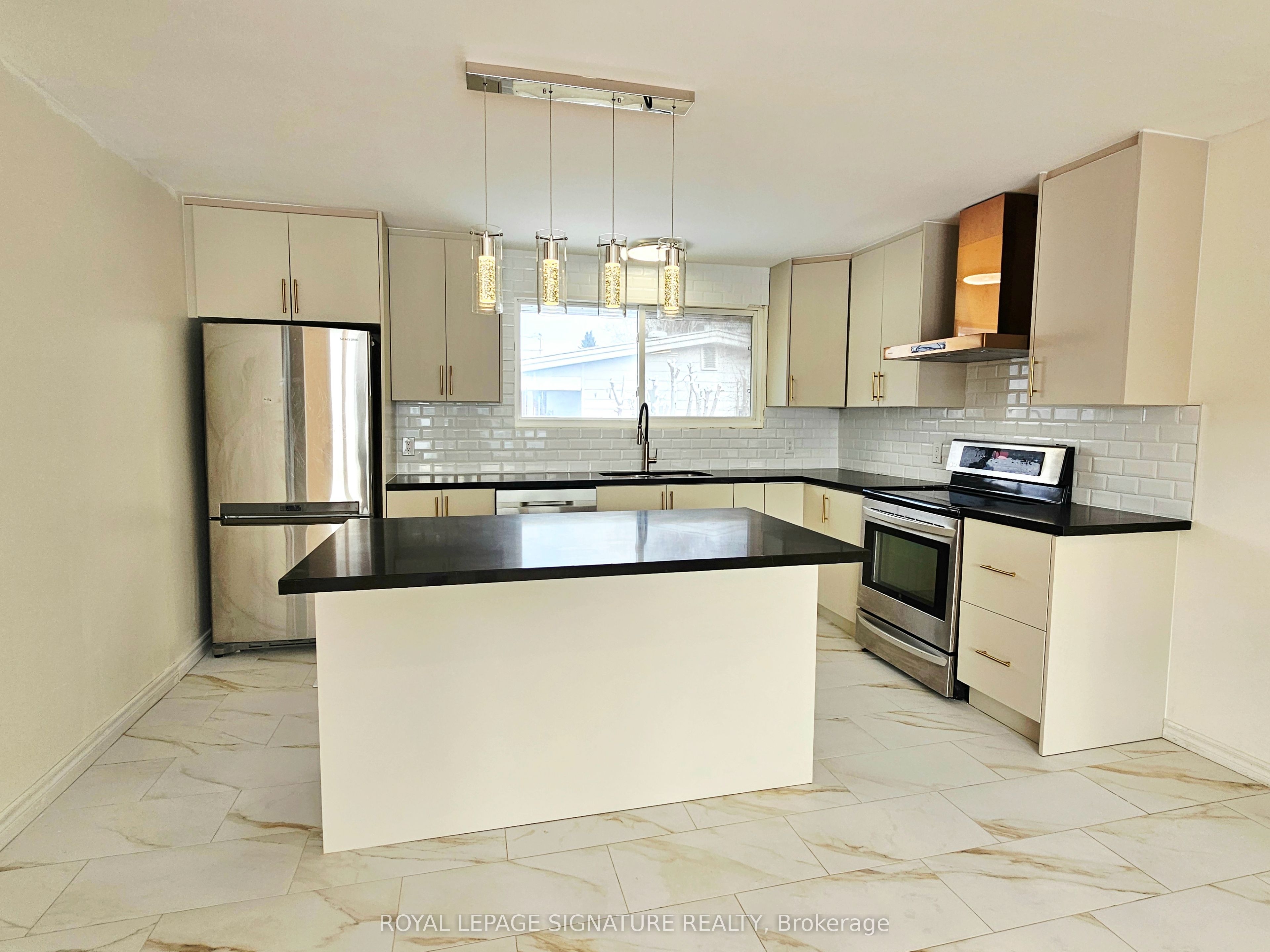 Photo 2 of Unit A, 38 Sherry Lane, Ottawa, Manordale — HOMEH