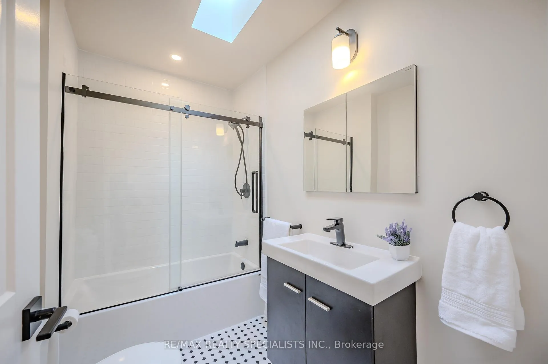 Photo 21 of 262 Withrow Avenue, Toronto, North Riverdale — HOMEH