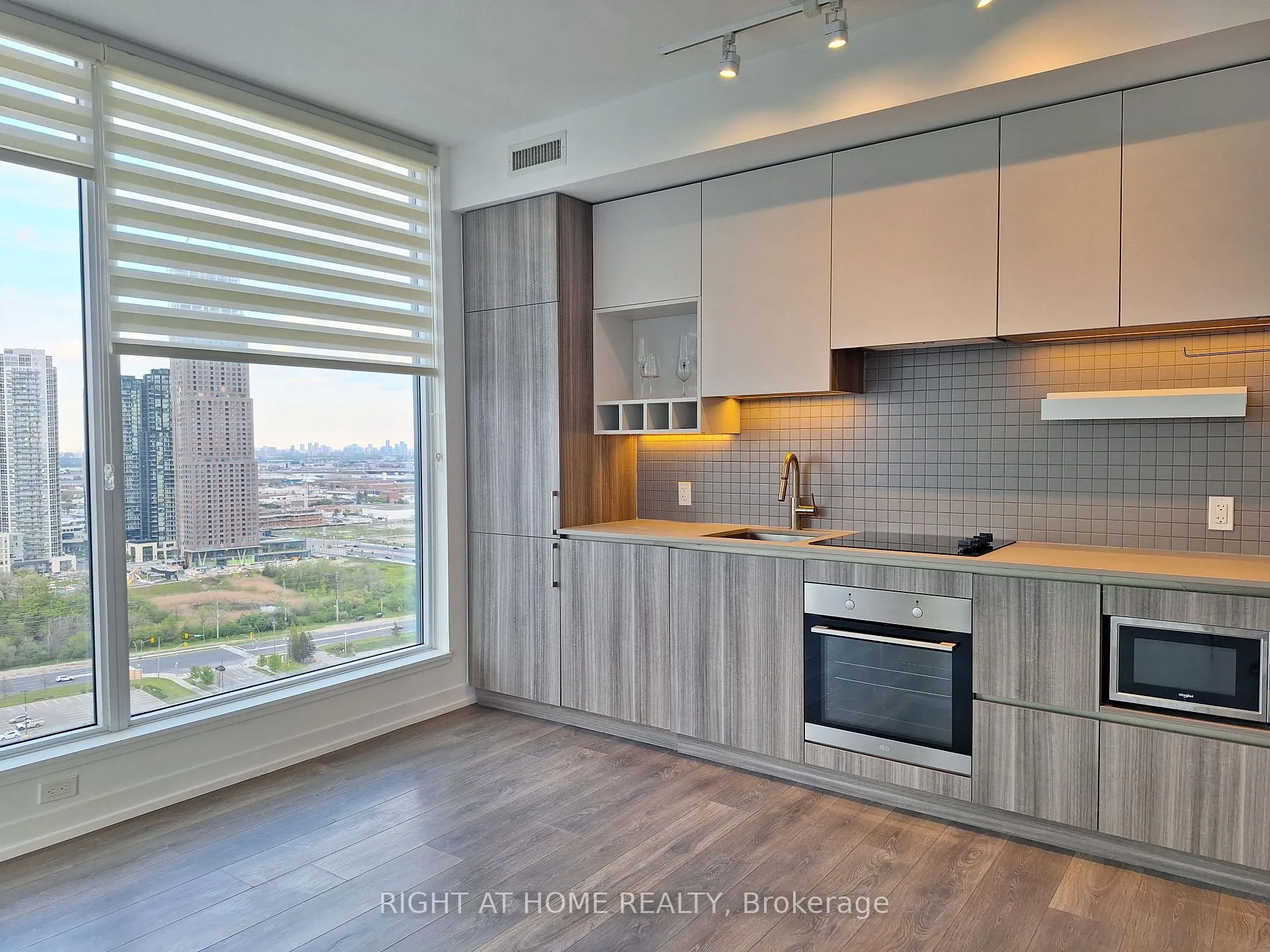 Photo 9 of Unit 2702, 5 Buttermill Avenue, Vaughan, Vaughan Corporate Centre — HOMEH