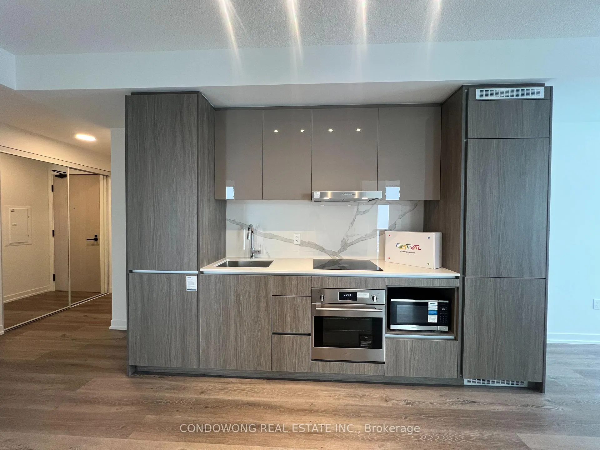 Photo 4 of Unit 3712, 28 Interchange Way, Vaughan, Vaughan Corporate Centre — HOMEH