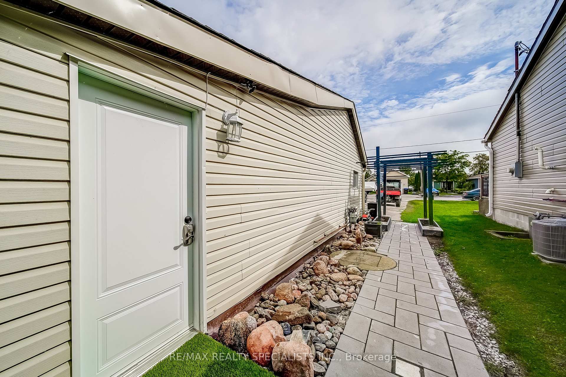 Photo 32 of 404 Limerick Street, Innisfil, Rural Innisfil — HOMEH