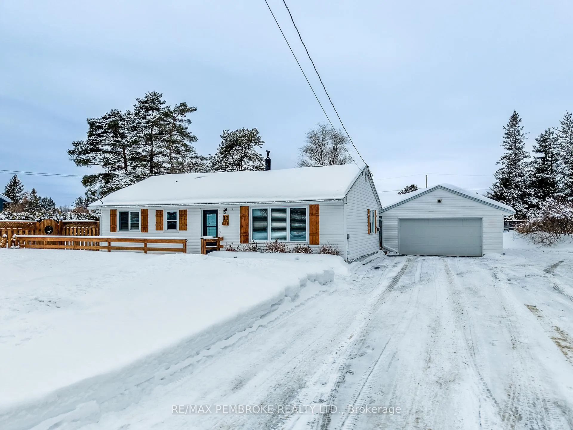 Photo 2 of 11 Michael Crescent, Petawawa — HOMEH